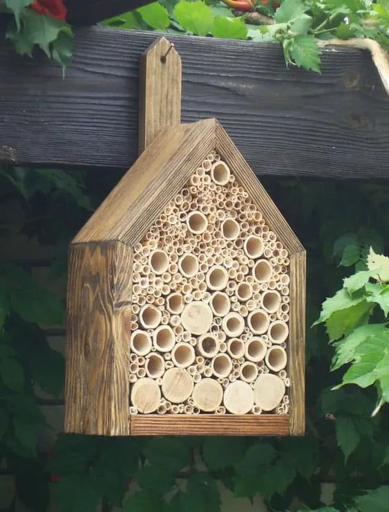 Kis fából és bambuszból készült rovarhotel