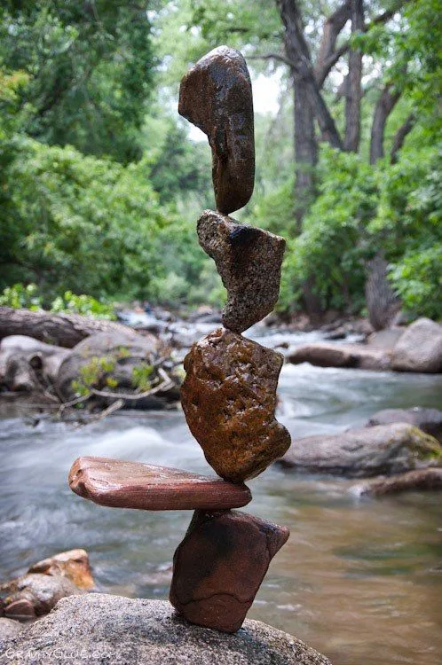 Rock balancing a folyóban