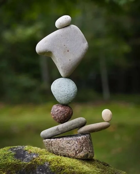 Rock balancing, kövek egyensúlyoznak egymáson