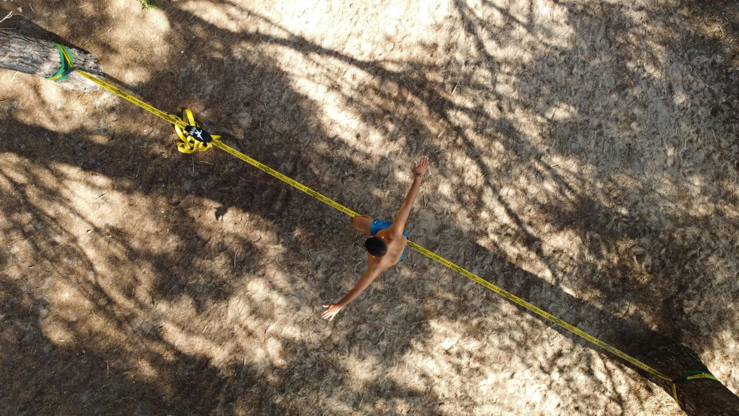 Slacklineozó férfi