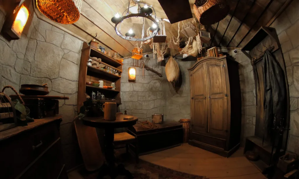 Rejtélyes szabaduló szoba belülől, szekrénnyel, polcokkal, különleges tárgyakkal