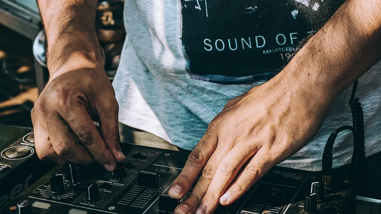 Keverőpulton, dj zenét mixel