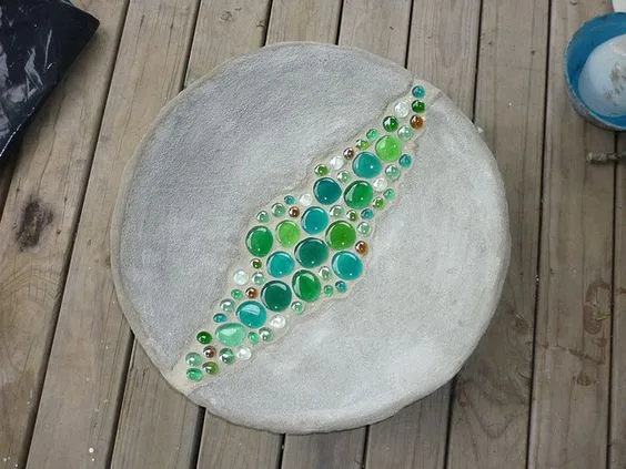 Beton tálka, üvegekkel