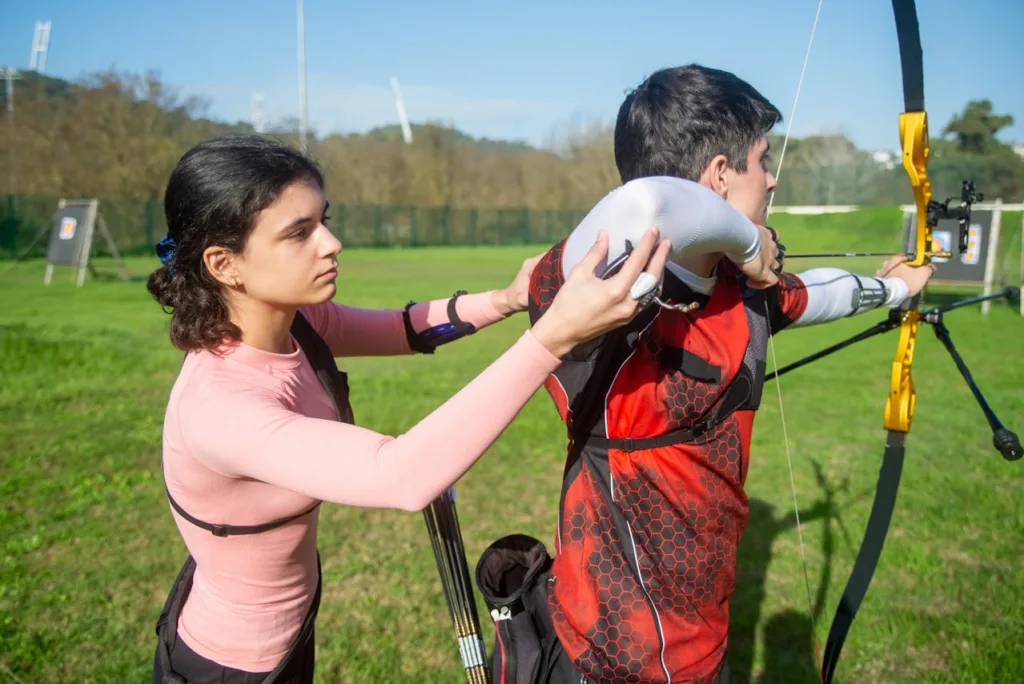 íjász lány segít az íjász tanoncnak