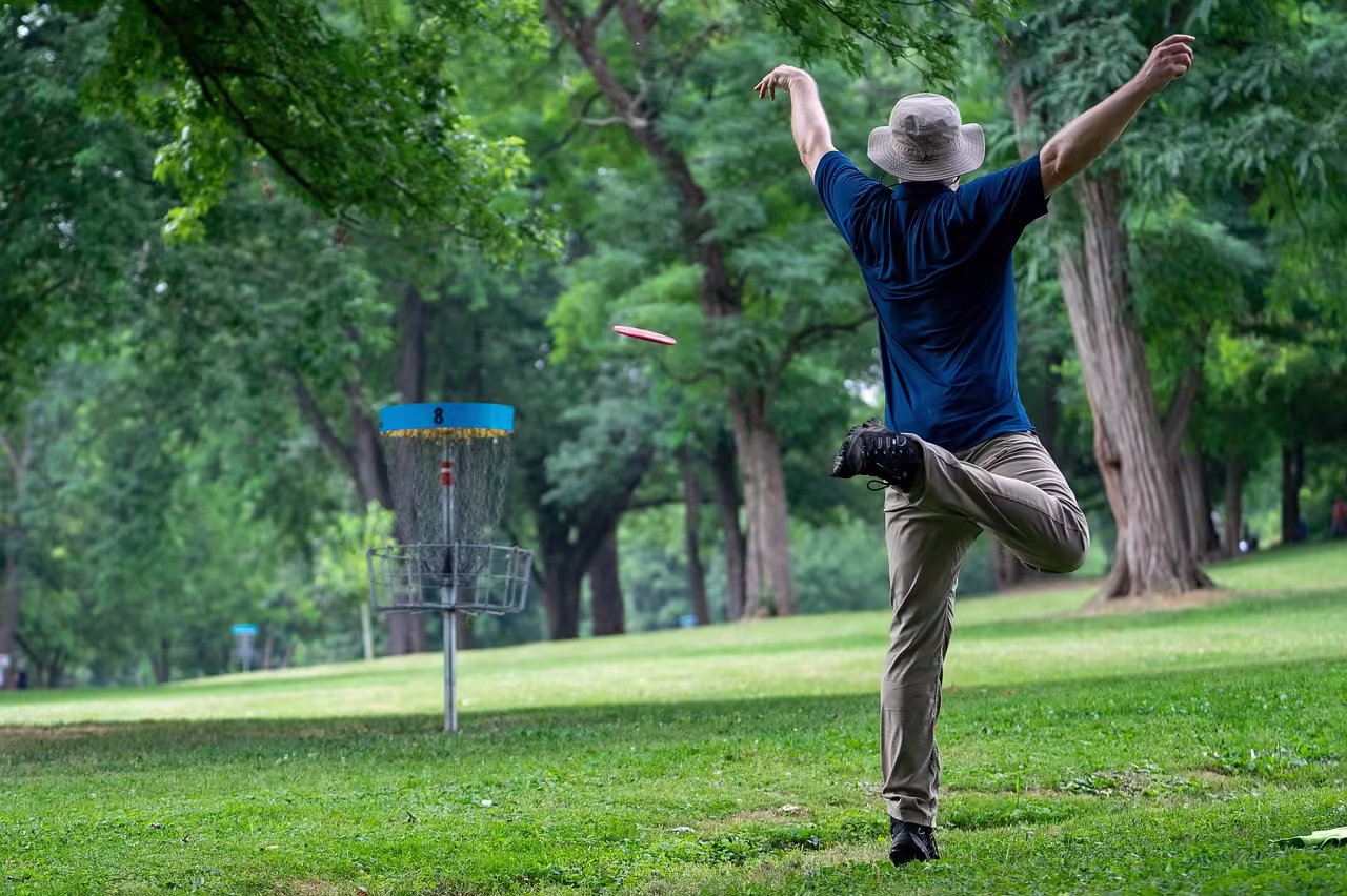 disc golfozó férfi a mezőn