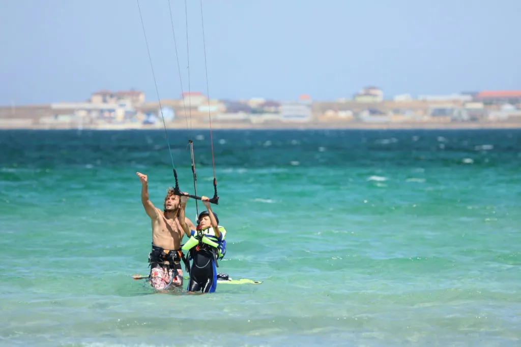 Kisgyereket kitesurfös oktat