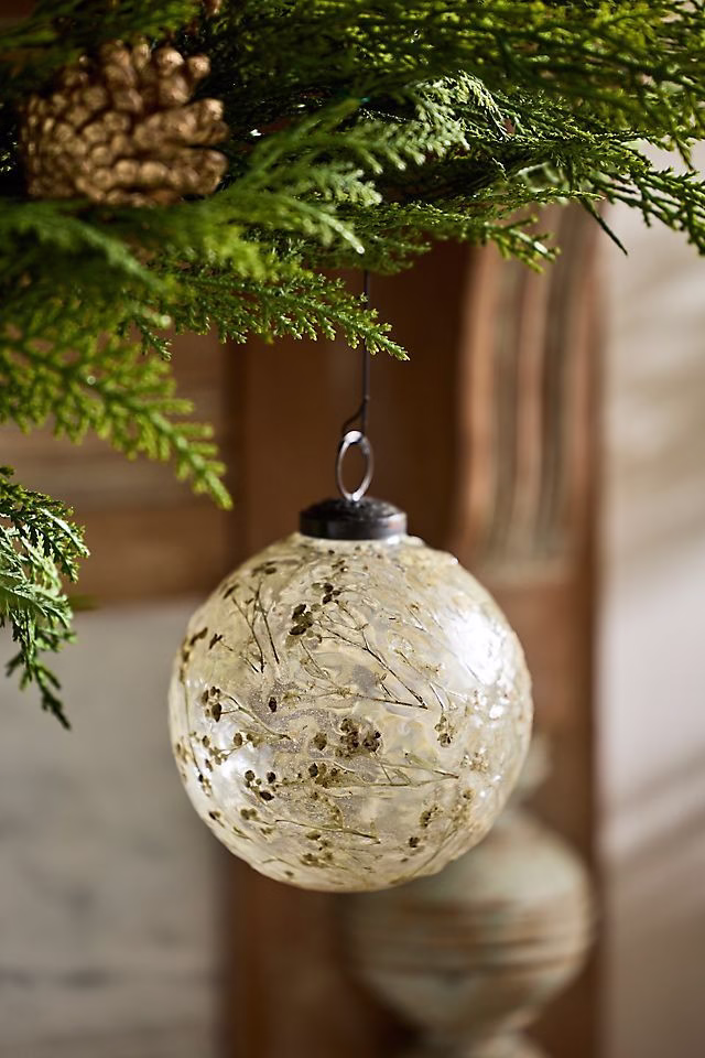 Préselt virág hógömbön