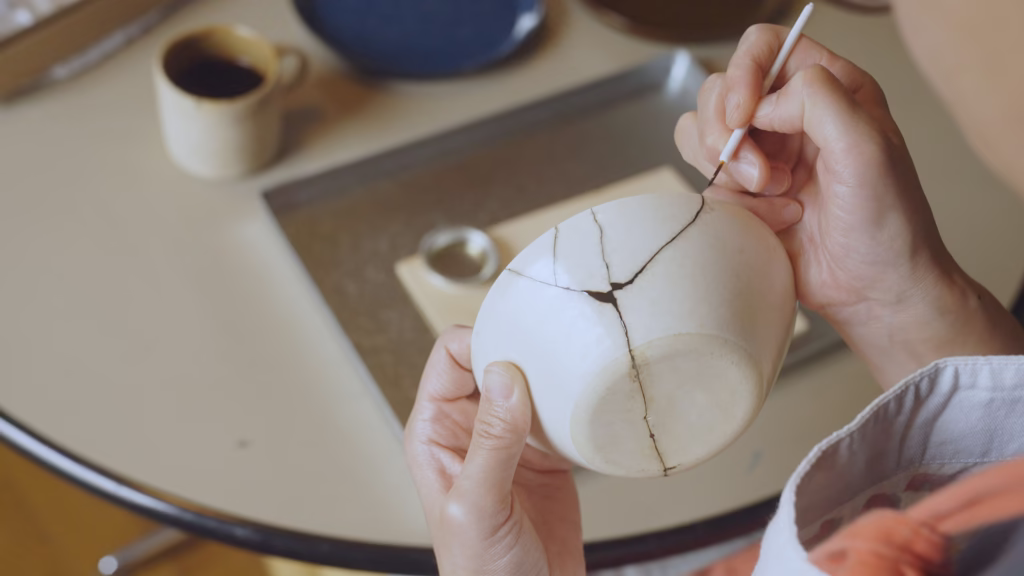 Kintsugi folyamata, a repedések arannyal díszítése